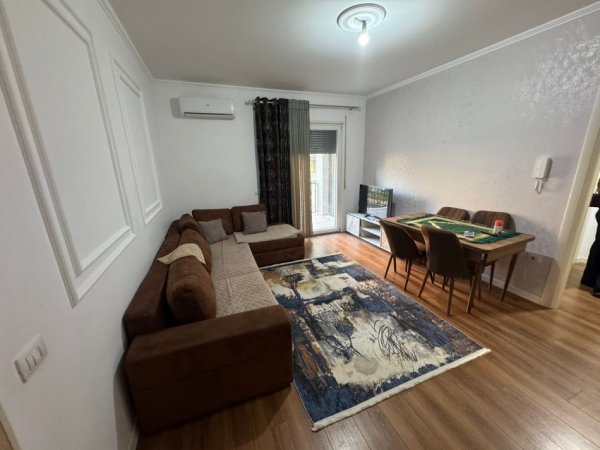 Tirane, jepet me qera apartament 1+1 Kati 2, 600 € 