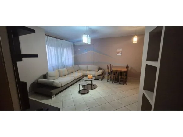 Tirane, jepet me qera apartament 2+1 Kati 4, 92 m² 650 € (Rruga Shefqet Muasarai)