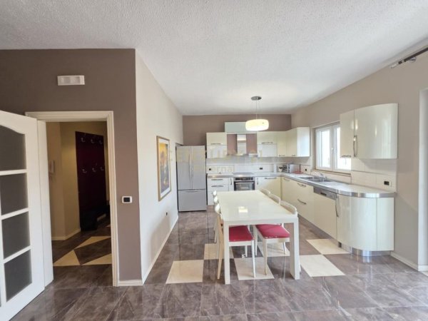 Tirane, shitet apartament 2+1 Kati 5, 888 m² 270.000 € (Bllok)