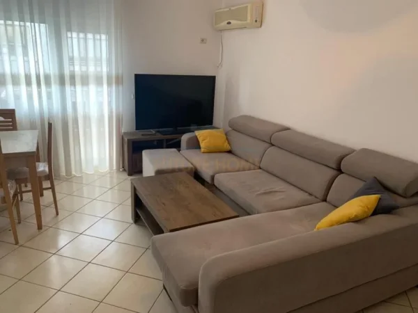 Tirane, jepet me qera apartament 2+1 Kati 2, 95 m² 600 € (Komuna e Parisit)
