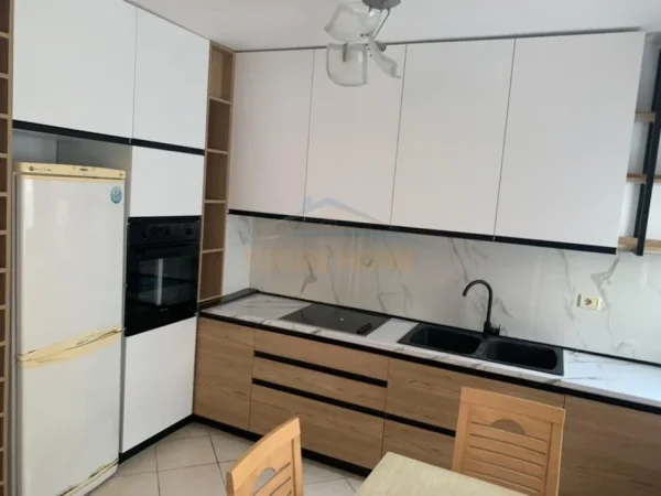 Tirane, jepet me qera apartament 2+1 Kati 2, 95 m² 600 € (Komuna e Parisit)
