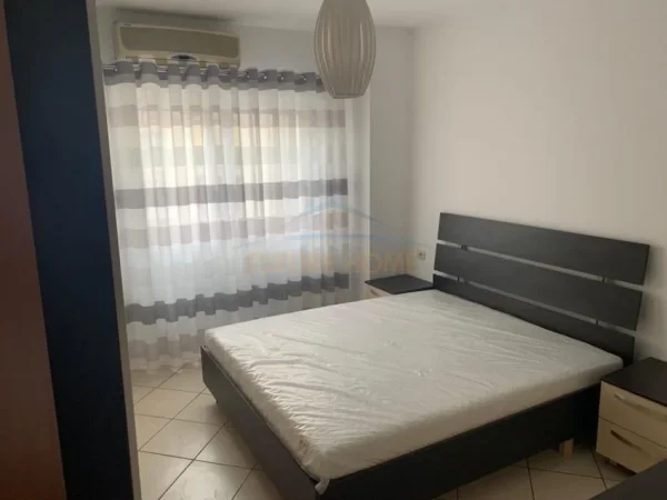 Tirane, jepet me qera apartament 2+1 Kati 2, 95 m² 600 € (Komuna e Parisit)