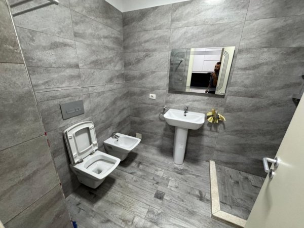 Tirane, jepet me qera apartament 1+1 Kati 2, 600 € 