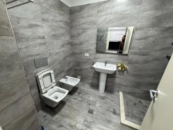 Tirane, jepet me qera apartament 1+1 Kati 2, 600 € 