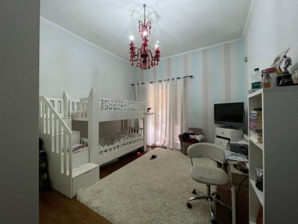 Tirane, jepet me qera apartament 2+1 , 120 m² 1.200 € (RRUGE KRYESORE)