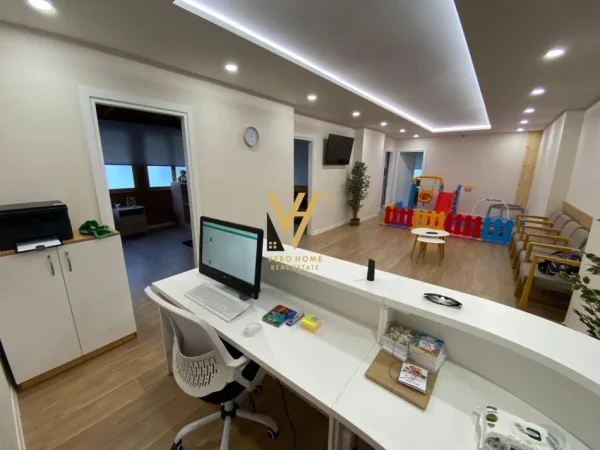 Tirane, jepet me qera zyre Kati 1, 180 m² 1.850 € (RRUGA E KAVAJES)