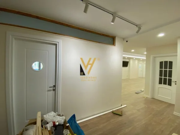 Tirane, jepet me qera zyre Kati 1, 180 m² 1.850 € (RRUGA E KAVAJES)