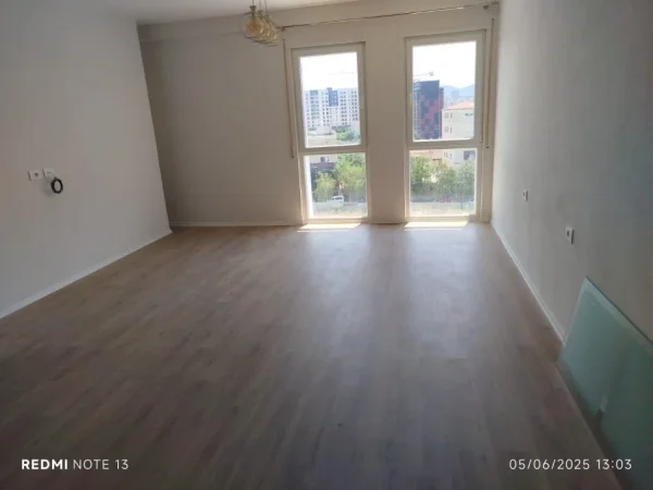 Tirane, jepet me qera apartament 2+1 Kati 6, 470 €