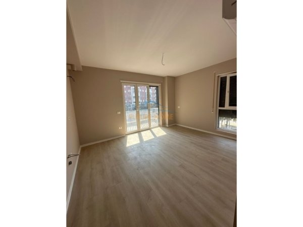 Tirane, jepet me qera ambjent biznesi Kati 1, 50 m² 600 € 