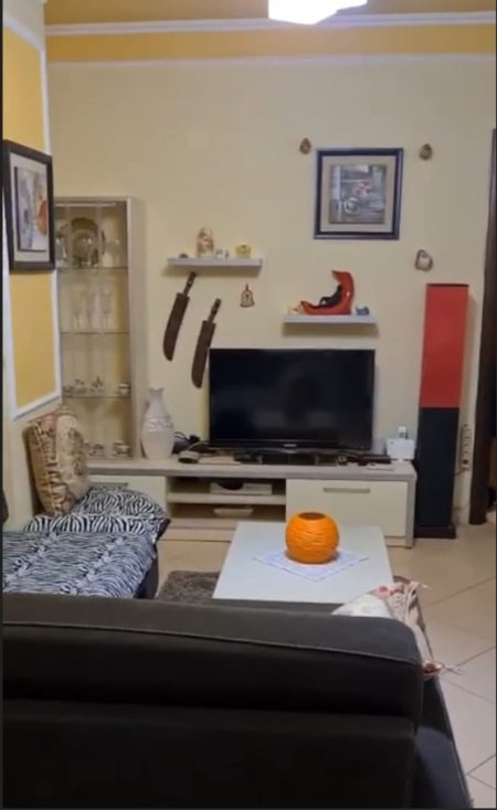 Tirane, jepet me qera apartament 1+1 Kati 3, 65 m² 500 € (Sheshi Selvia)