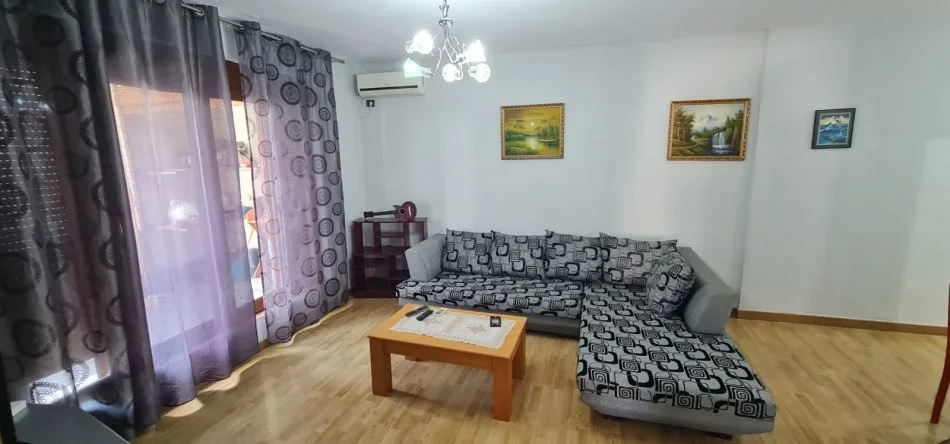 Tirane, jepet me qera apartament 2+1+Aneks+Ballkon Kati 3, 180 m² 501 € (Laprake Kmy me 2 tualete dhe verande)