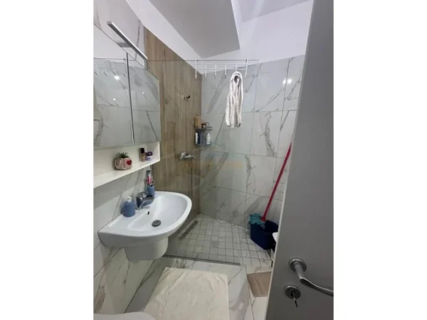 Tirane, jepet me qera apartament 2+1 Kati 5, 80 m² 500 € 
