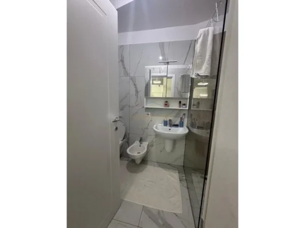 Tirane, jepet me qera apartament 2+1 Kati 5, 80 m² 500 € 