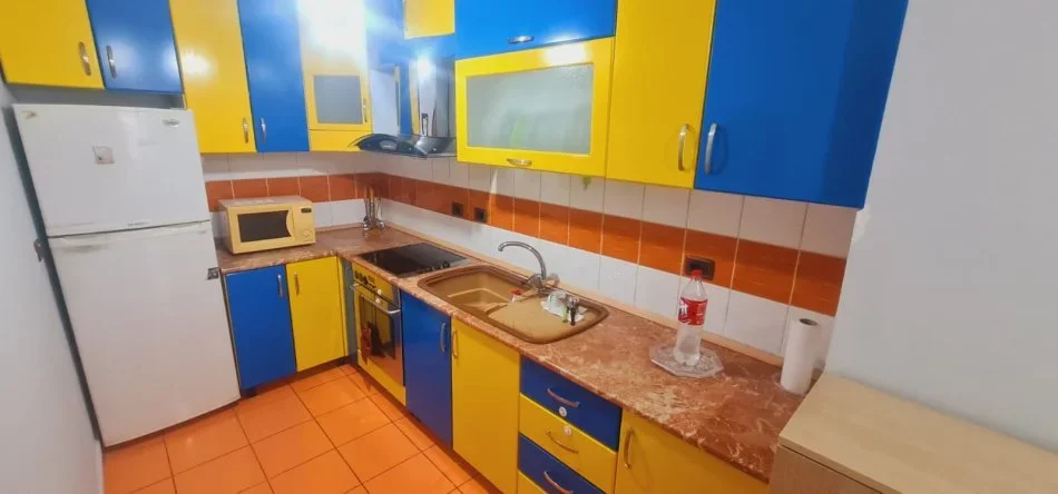 Tirane, jepet me qera apartament 2+1+Aneks+Ballkon Kati 3, 180 m² 501 € (Laprake Kmy me 2 tualete dhe verande)