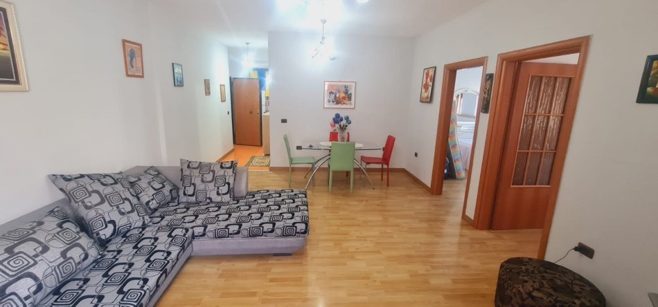 Tirane, jepet me qera apartament 2+1+Aneks+Ballkon Kati 3, 180 m² 501 € (Laprake Kmy me 2 tualete dhe verande)