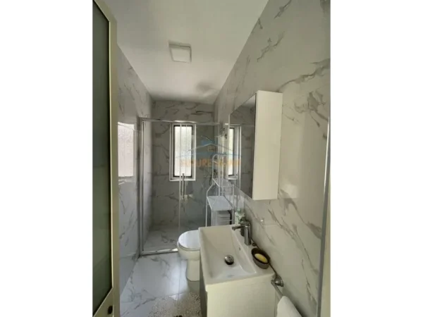 Tirane, jepet me qera apartament 1+1 Kati 1, 70 m² 600 € (Myslym Shyri)