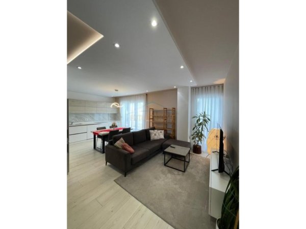 Tirane, jepet me qera apartament 1+1 Kati 5, 78 m² 600 € (Komuna e Parisit)