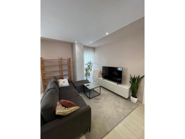 Tirane, jepet me qera apartament 1+1 Kati 5, 78 m² 600 € (Komuna e Parisit)