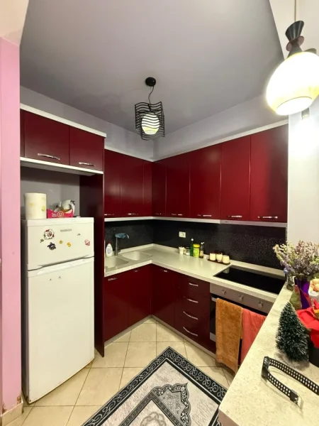 Tirane, jepet me qera apartament 2+1 Kati 4, 500 € (kodra e diellit)
