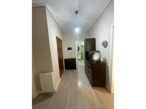 Tirane, jepet me qera apartament 2+1 Kati 7, 110 m² 700 € (Komuna e Parisit)