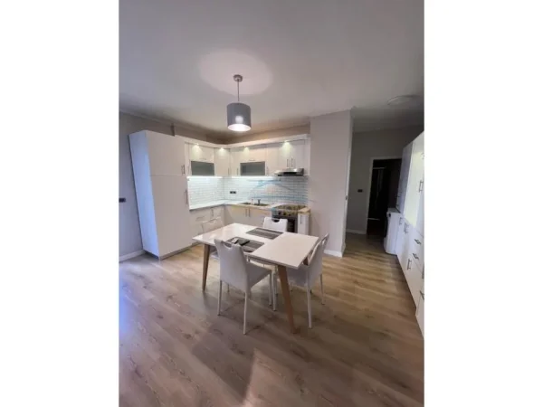 Tirane, jepet me qera apartament 1+1 Kati 2, 73 m² 600 € (prane Square 21)