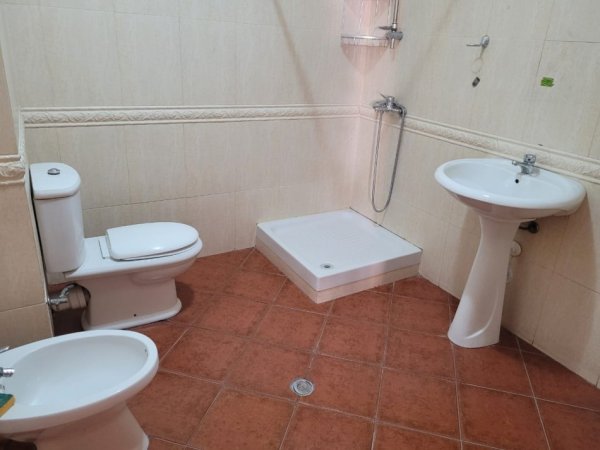 Tirane, jepet me qera apartament 1+1+Ballkon Kati 6, 70 m² 550 € (Ish Stacioni i Trenit/Rr.Reshit Petrela)