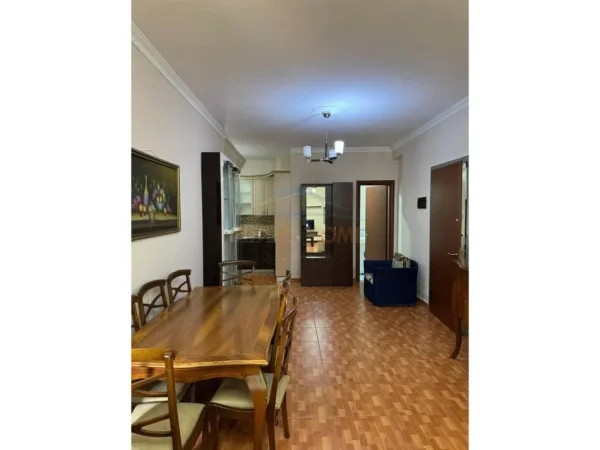 Tirane, jepet me qera apartament 2+1 Kati 2, 115 m² 450 € (FRESK)