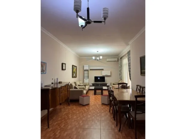 Tirane, jepet me qera apartament 2+1 Kati 2, 115 m² 450 € (FRESK)