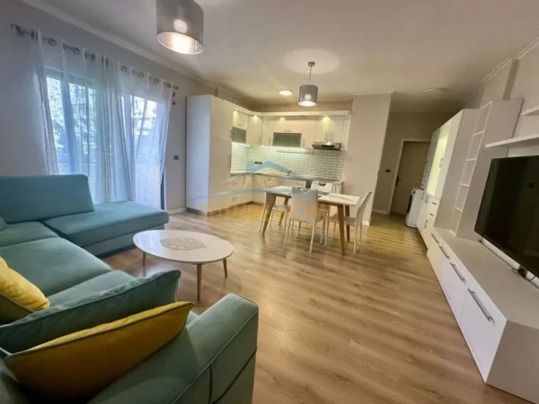 Tirane, jepet me qera apartament 1+1 Kati 2, 73 m² 600 € (prane Square 21)