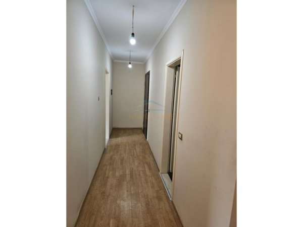 Tirane, jepet me qera apartament 2+1 Kati 3, 125 m² 800 € 