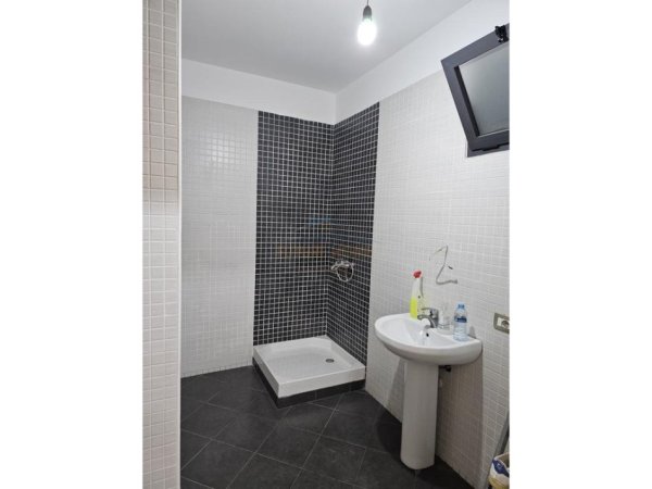 Tirane, jepet me qera apartament 2+1 Kati 3, 125 m² 800 € 