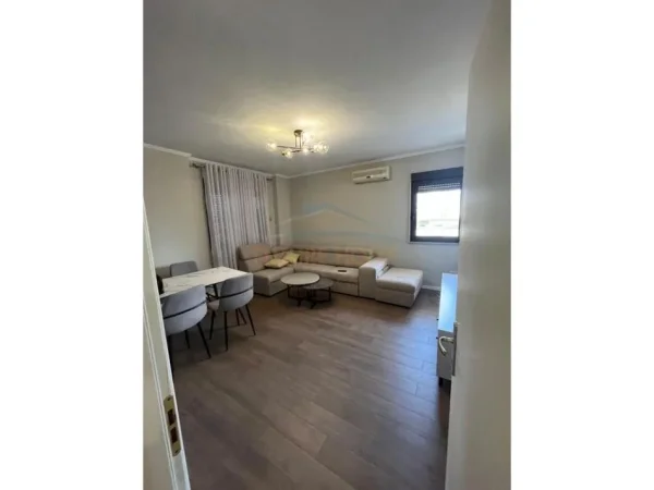 Tirane, jepet me qera 1+1 Kati 6, 83 m² 600 € (QENDER)