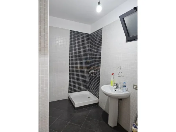 Tirane, jepet me qera apartament 2+1+Ballkon Kati 3, 124 m² 800 € (Unaza e Re)