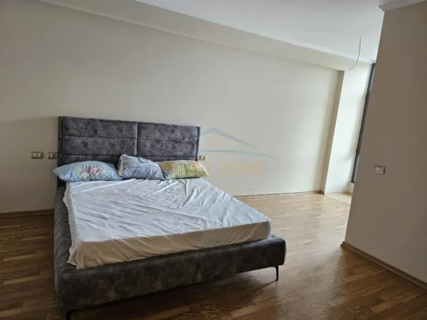 Tirane, jepet me qera apartament 2+1+Ballkon Kati 3, 124 m² 800 € (Unaza e Re)