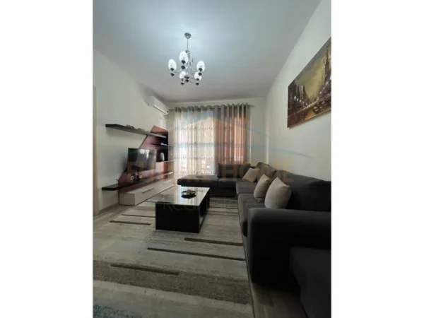 Tirane, jepet me qera apartament 2+1 Kati 8, 98 m² 500 € 
