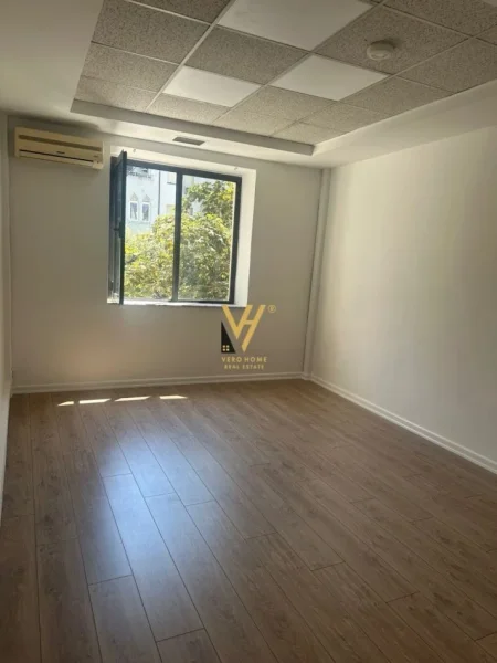 Tirane, jepet me qera ambjent biznesi Kati 2, 119 m² 1.500 € (BULEVARDIT ZOGU I)