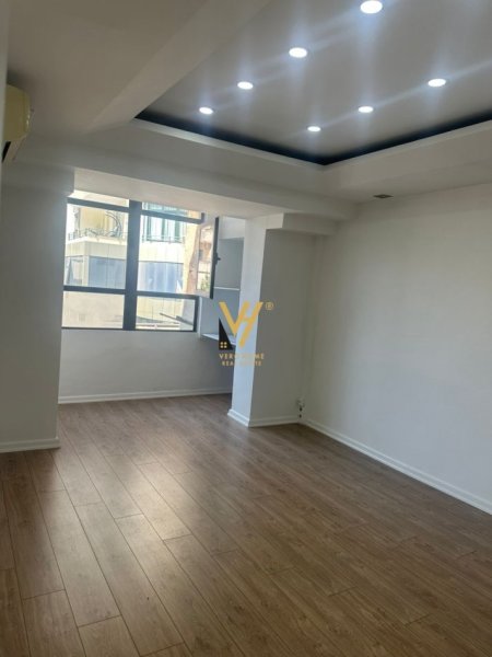 Tirane, jepet me qera ambjent biznesi Kati 2, 119 m² 1.500 € (BULEVARDIT ZOGU I)