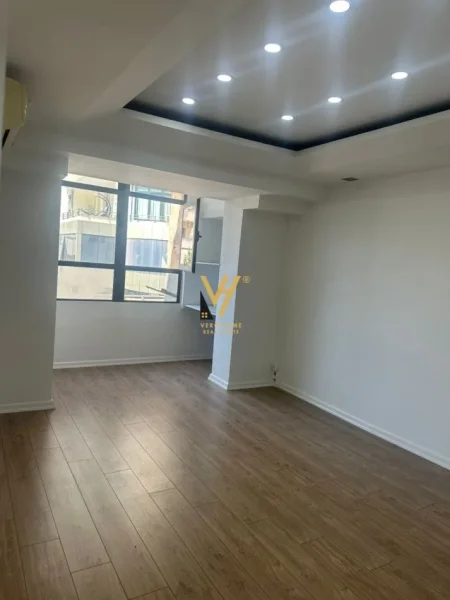 Tirane, jepet me qera ambjent biznesi Kati 2, 119 m² 1.500 € (BULEVARDIT ZOGU I)