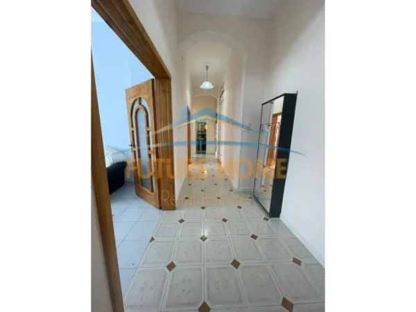Tirane, jepet me qera apartament 2+1 Kati 4, 75 m² 600 € (SHALLVARET)
