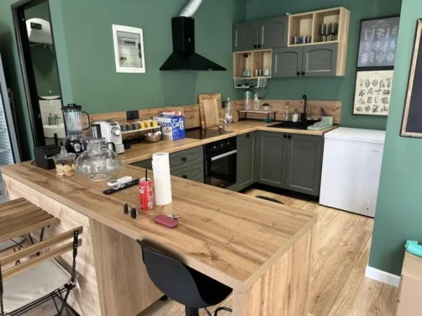 Tirane, jepet me qera bar-resorant Kati 0, 40 m² 800 € (blloku)