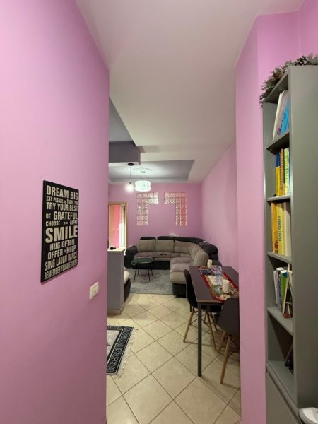 Tirane, jepet me qera apartament