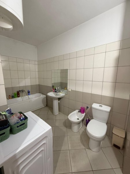 Tirane, jepet me qera apartament