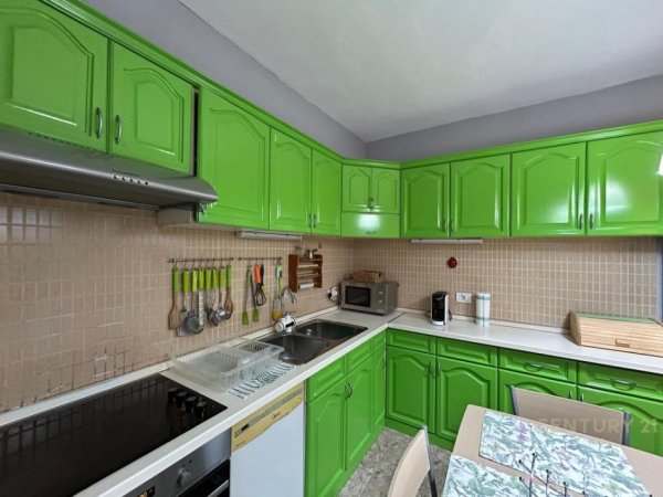 Tirane, jepet me qera apartament 2+1 Kati 4, 110 m² 700 € (Rr. Bardhok Biba)