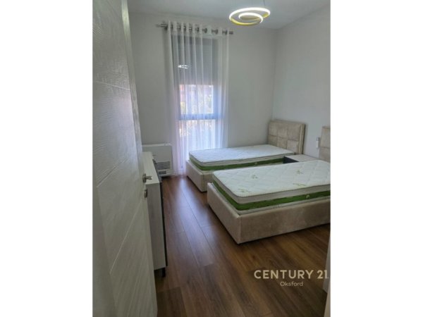 Tirane, jepet me qera apartament 2+1+Aneks+Ballkon Kati 1, 103 m² 650 € (Ne zonen e Xhamllikut)