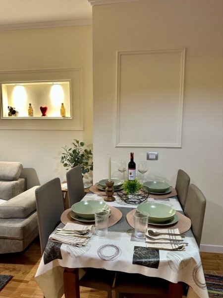 Tirane, jepet me qera apartament 1+1+Ballkon Kati 5, 70 m² 670 € (Rruga Milto Tutulani)