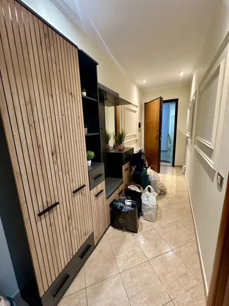 Tirane, jepet me qera apartament 1+1+Ballkon Kati 5, 70 m² 670 € (Rruga Milto Tutulani)