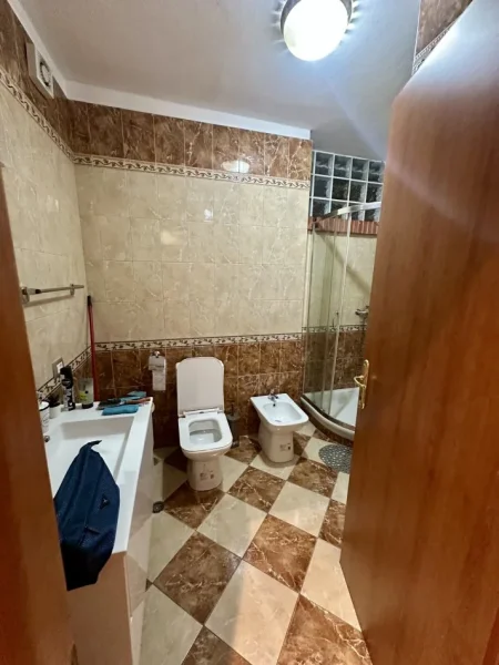 Tirane, jepet me qera apartament 1+1+Ballkon Kati 5, 70 m² 670 € (Rruga Milto Tutulani)