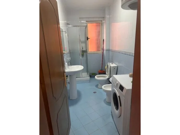 Tirane, jepet me qera apartament 2+1 Kati 9, 95 m² 700 € (Komuna e Parisit)