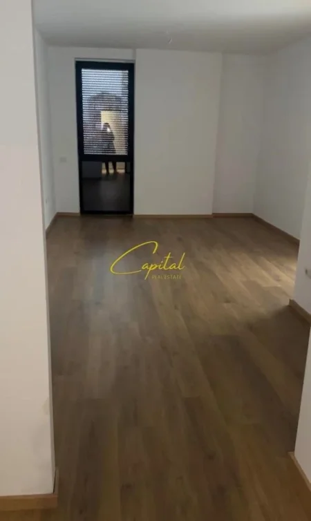 Tirane, jepet me qera zyre Kati 2, 56 m² 550 € (PAZARI I RI)