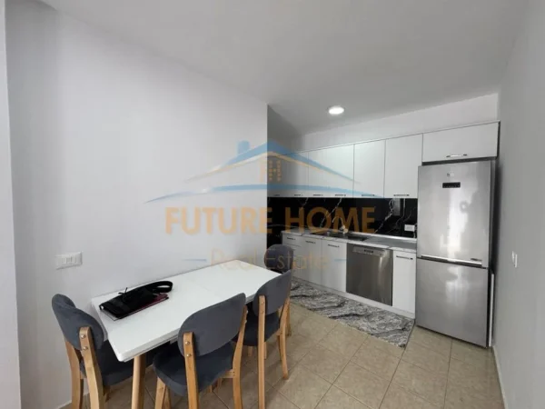 Tirane, jepet me qera apartament 2+1+Ballkon Kati 4, 83 m² 800 € (Fusha e Aviacionit)